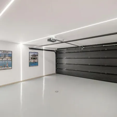 Luxury 4-bedroom Puente Golden Mile Villa
